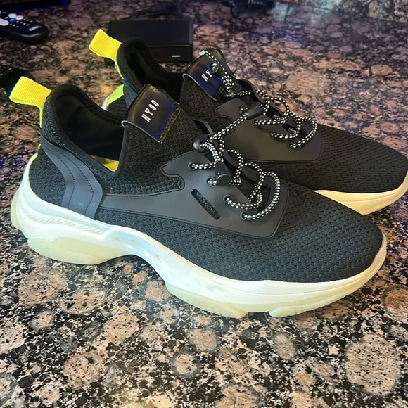 Steve Madden NY 90 black slip on sneaker very good condition size 10 women’s - Picture 4 of 14